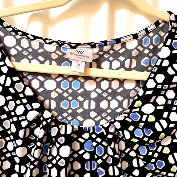 Worthington Short Sleeve Woman’s Geometric Top - Picture 2 of 3